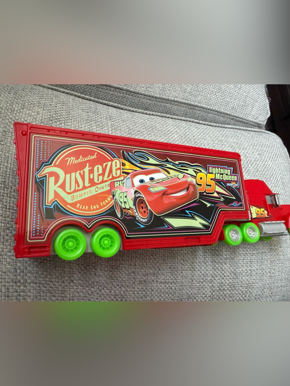 Pixar Cars Mack Rusteze car wash
